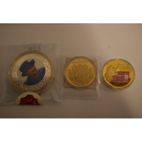 471 - HM QUEEN ELIZABETH II PHOTOGRAPH BIRTHDAY JUBILEE COIN MEDAL AND 2 BRITISH BANK NOTE COIN MEDALS