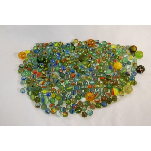 19 - QUANTITY OF GLASS MARBLES