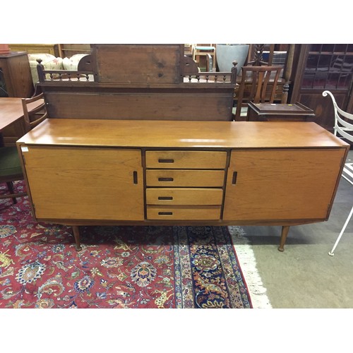 553 - MEREDEW RETRO TEAK DINING SUITE COMPRISING EXTENDING DINING TABLE, 6 CHAIRS AND SIDEBOARD