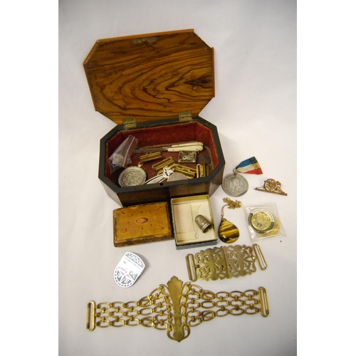 26 - INLAID WALNUT BOX CONTAINING 19TH CENTURY SNUFF BOX, BELT BUCKLE, THIMBLE, BADGES, ETC