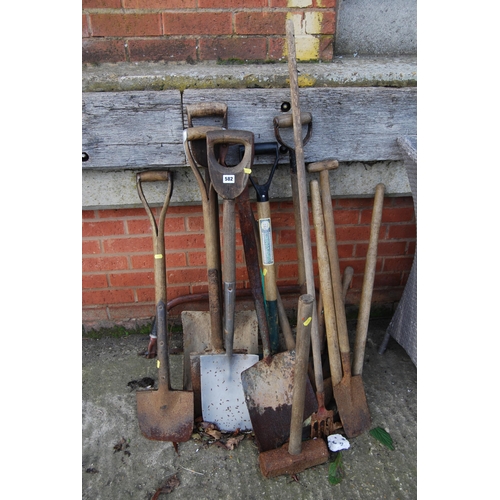 582 - QUANTITY OF GARDEN HAND TOOLS