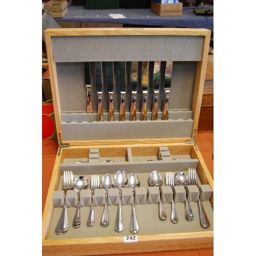 242 - OAK CANTEEN OF SCOTTS OF STOW & VINERS CUTLERY (42 PIECES)