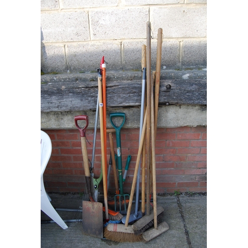 765 - QUANTITY OF GARDEN TOOLS, BRUSHES, ETC