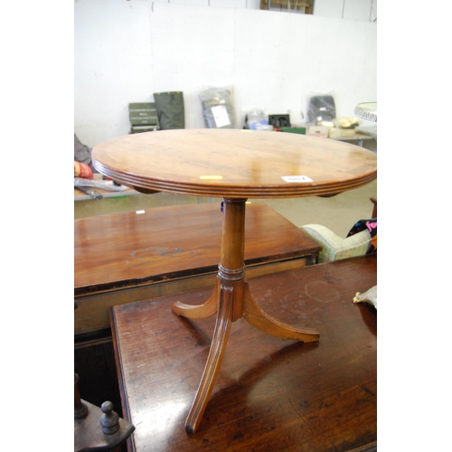 557 - REPRODUCTION CIRCULAR CROSS BANDED YEW WOOD WINE TABLE ON TURNED PILLAR AND TRIPOD