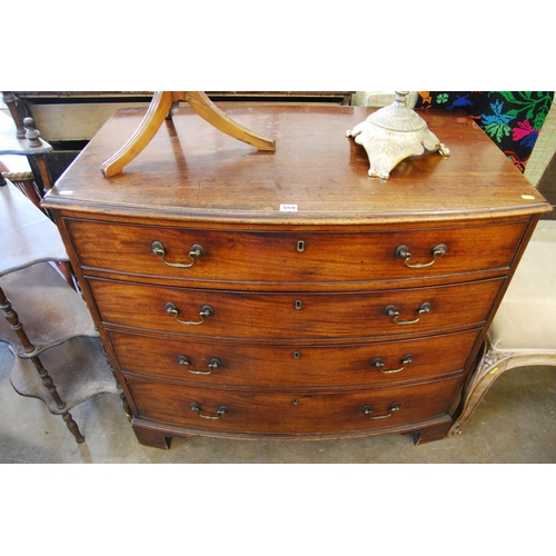 559 - GEORGIAN MAHOGANY BOW FRONTED CHEST OF 4 DRAWERS, DROP BRASS HANDLES ON BRACKET FEET