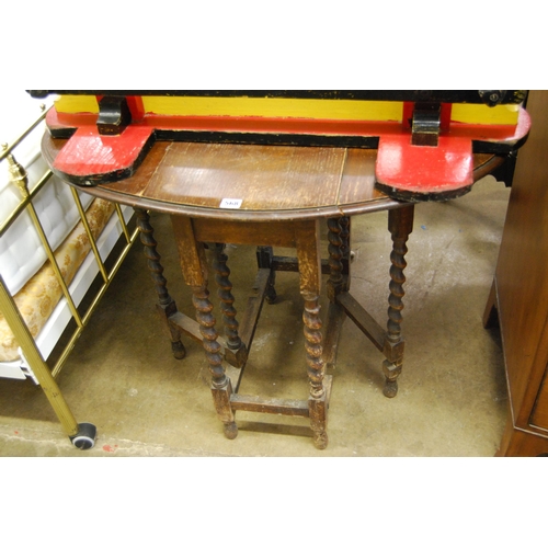 568 - EDWARDIAN OVAL OAK GATE LEG TEA TABLE ON BARLEY TWIST SUPPORTS