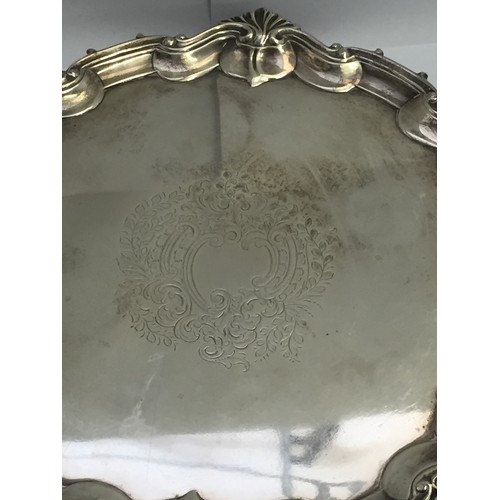 332 - SHAPED CIRCULAR SILVER SALVER WITH RAISED ACANTHUS RIM ON 3 HOOF FEET, SHEFFIELD 1909, WALKER & HALL... 