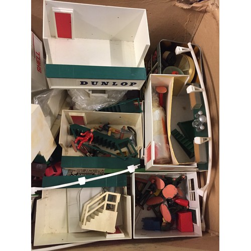 190 - LARGE QUANTITY OF SCALEXTRIC TRACK, BUILDINGS, CONTROLLERS, ETC