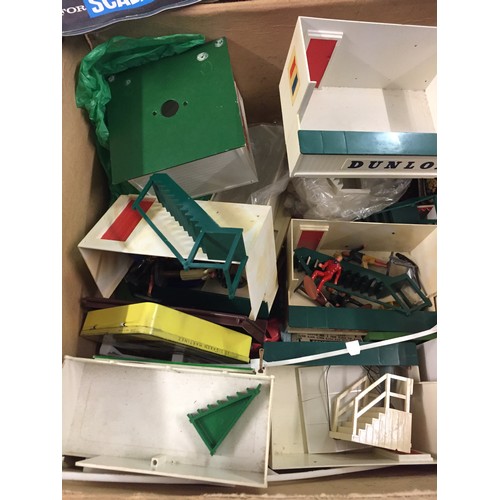 190 - LARGE QUANTITY OF SCALEXTRIC TRACK, BUILDINGS, CONTROLLERS, ETC