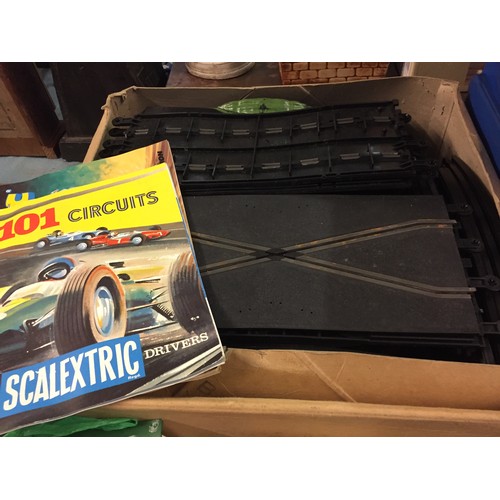 190 - LARGE QUANTITY OF SCALEXTRIC TRACK, BUILDINGS, CONTROLLERS, ETC