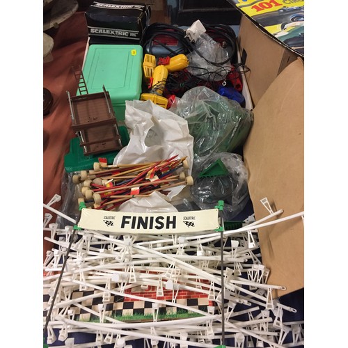 190 - LARGE QUANTITY OF SCALEXTRIC TRACK, BUILDINGS, CONTROLLERS, ETC