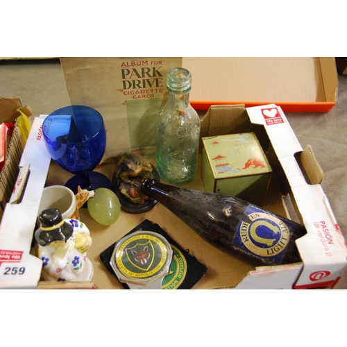 259 - ORIENTAL BRASS LAQUERED CIGARETTE BOX WITH RISE & FALL RACK, OLD BOTTLES, FIGURES, ETC