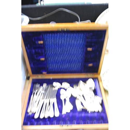 470 - QUANTITY OF SILVER PLATED CUTLERY IN OAK CASE