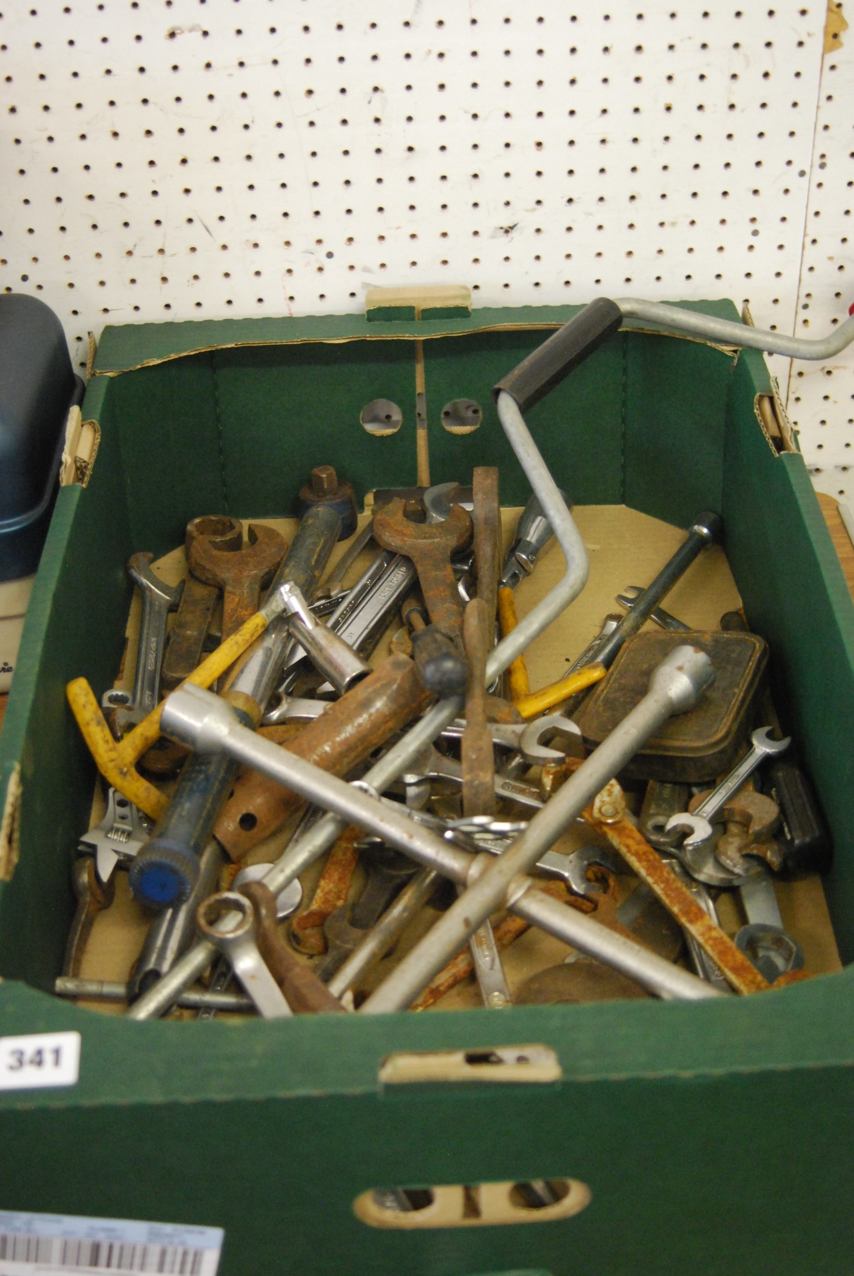 QUANTITY OF HAND TOOLS