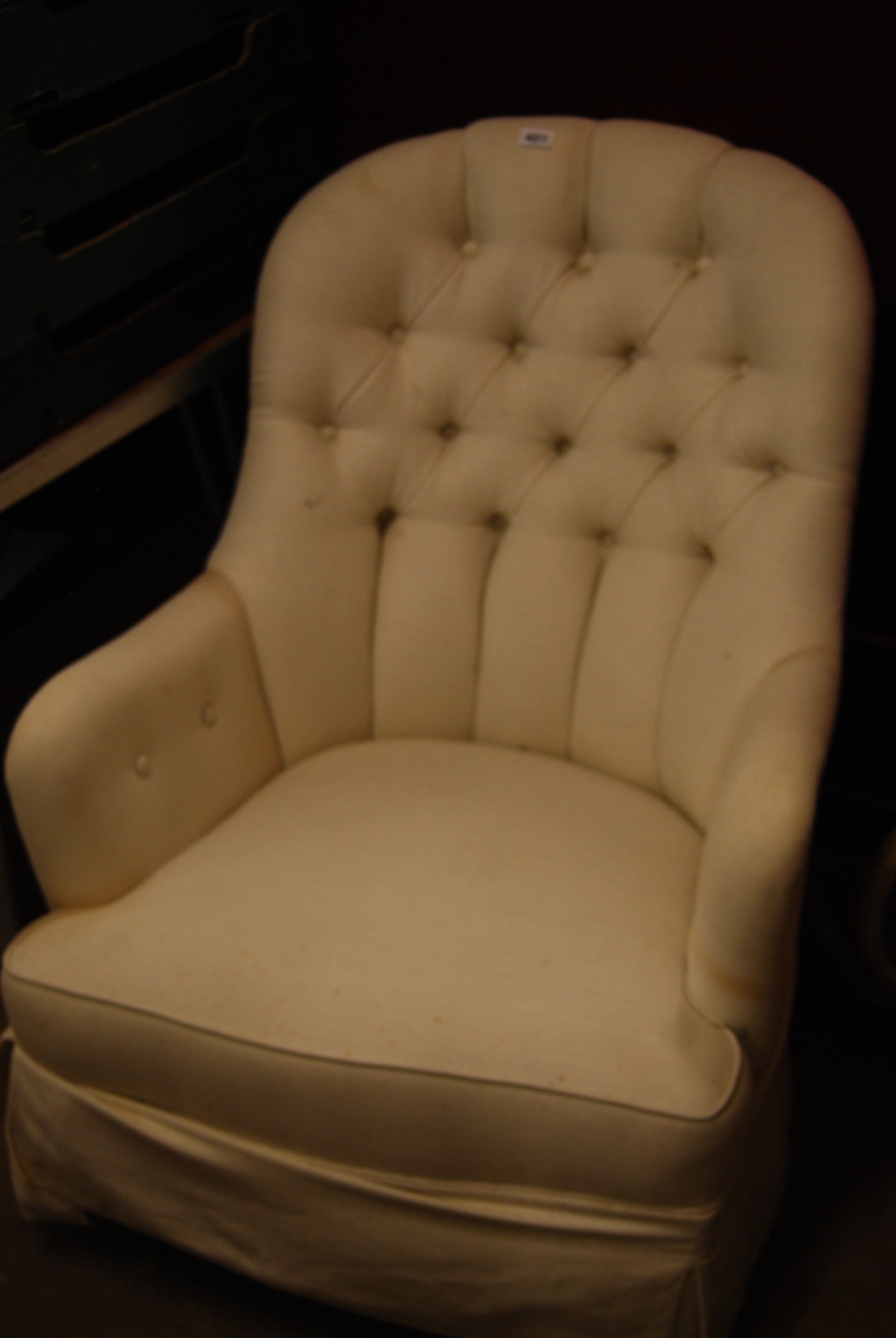 BUTTON BACK NURSING CHAIR