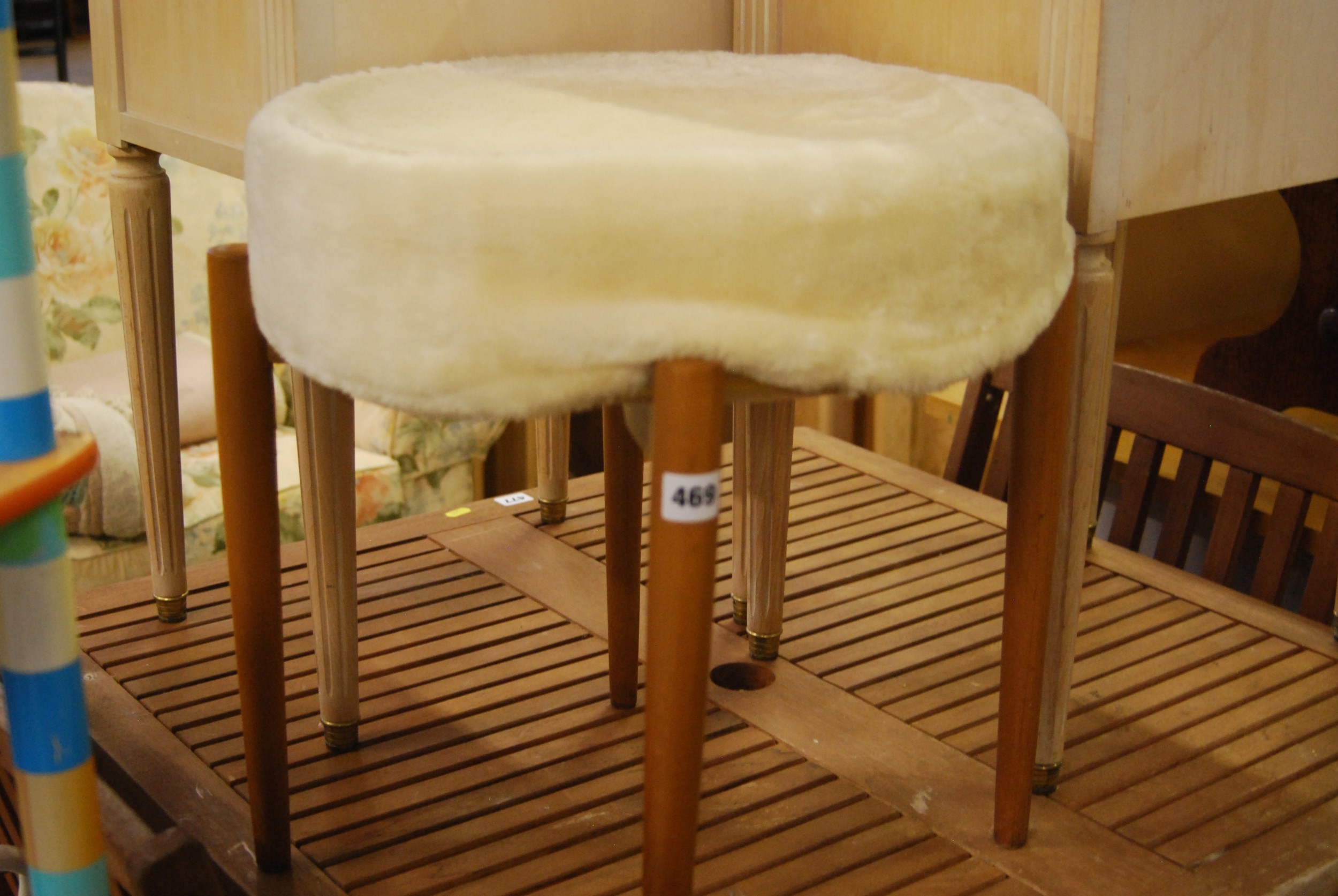 RETRO DRESSING STOOL