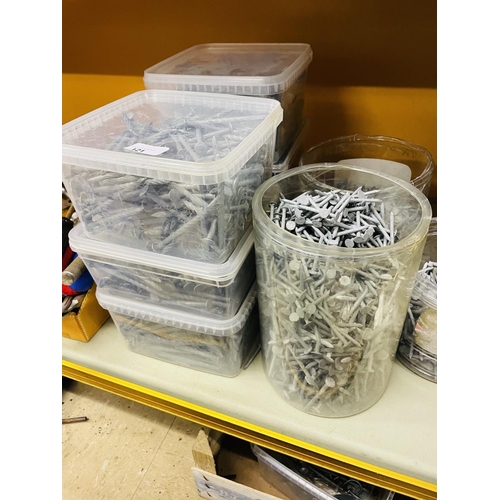 121 - Quantity of galvanised nails etc