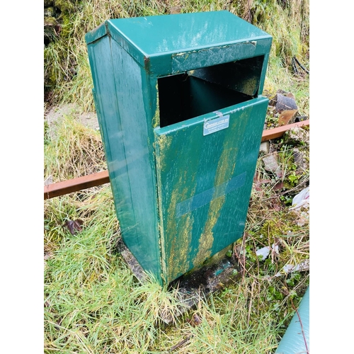 331 - 2 dustbins