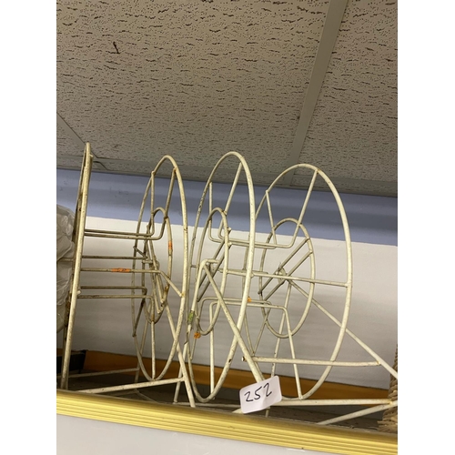 252 - 2 cable holders