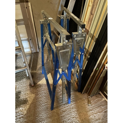 296 - 2 extendable stands