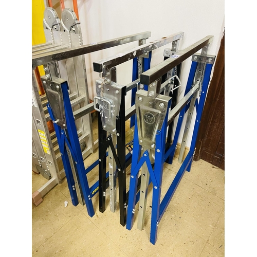 143 - 3 adjustable stands