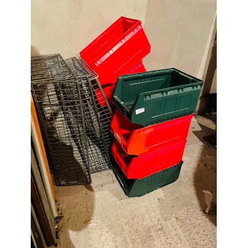 347 - lot of plastic containers