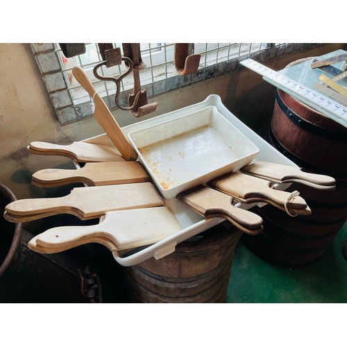 415 - 2 ceramic trays and a lot butter bats