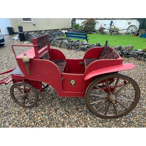 410 - Vintage small pony carriage in excellent condition, 22'' between the shafts, 6' long and 28''w