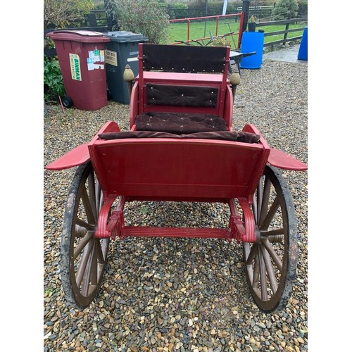 410 - Vintage small pony carriage in excellent condition, 22'' between the shafts, 6' long and 28''w