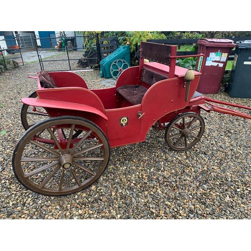 410 - Vintage small pony carriage in excellent condition, 22'' between the shafts, 6' long and 28''w