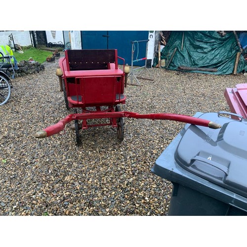 410 - Vintage small pony carriage in excellent condition, 22'' between the shafts, 6' long and 28''w