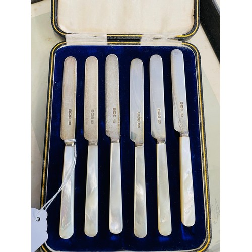 92 - Set of 6 Sheffield silver knives with mother of pearl handles, 1910, by Hall and Co. Silversmiths Ma... 