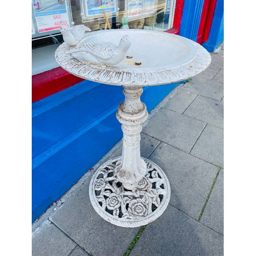 454 - A superb heavy cast iron bird bath, 30''h x 19''d