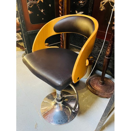 183 - A pair of swivel bar stools, leather with backs, 23'' seat h