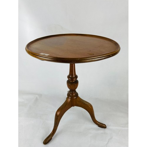 61 - Edwardian carved wine table on a centre pod, 22'' h x 17'' d