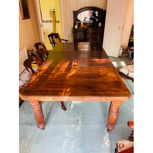 101 - Magnificent Victorian oak extendable dining table with 2 centre leafs, 47''w x 93''l x 28''h