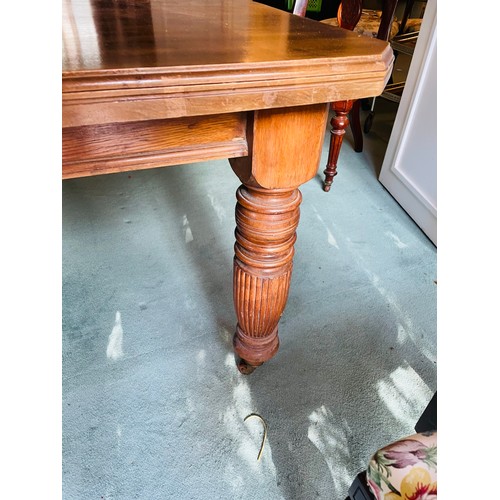 101 - Magnificent Victorian oak extendable dining table with 2 centre leafs, 47''w x 93''l x 28''h