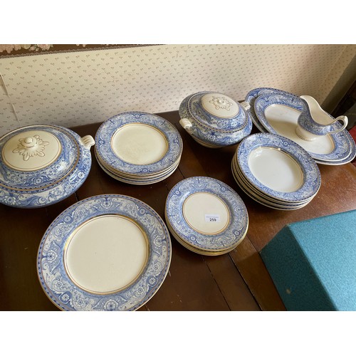 259 - Arklow Dinner Service consisting of 6 lsarge plates, 6 soup bowls, 2 large platters, gravy bowl, 2 t... 