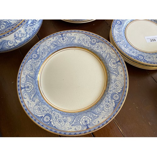 259 - Arklow Dinner Service consisting of 6 lsarge plates, 6 soup bowls, 2 large platters, gravy bowl, 2 t... 