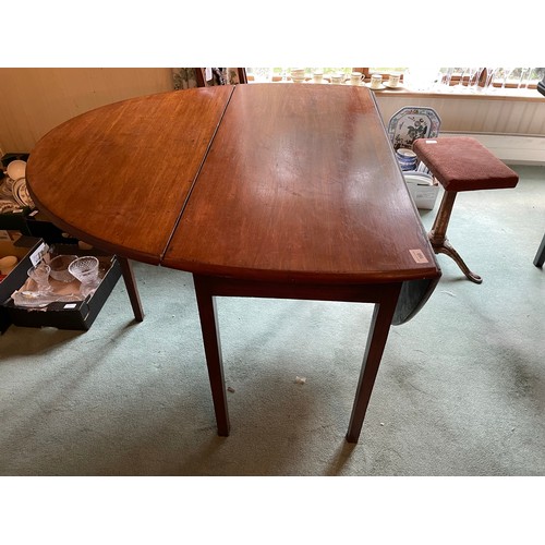 168 - A Georgian mahogany oval drop leaf breakfast table Circa 1800, 41'' x 53'' x 28''h