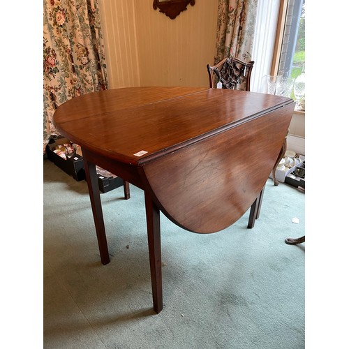 168 - A Georgian mahogany oval drop leaf breakfast table Circa 1800, 41'' x 53'' x 28''h