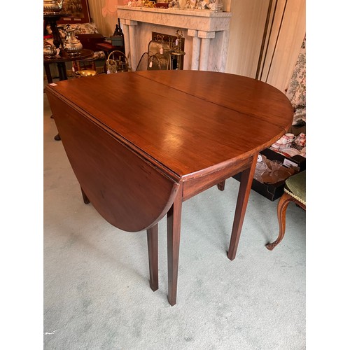 168 - A Georgian mahogany oval drop leaf breakfast table Circa 1800, 41'' x 53'' x 28''h