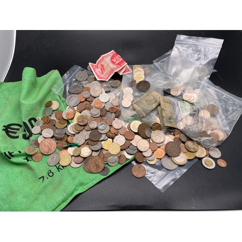 257 - Large quantity of unsorted coins and foreign bank notes