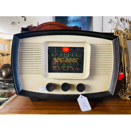 368 - Bakelite radio by Murphy