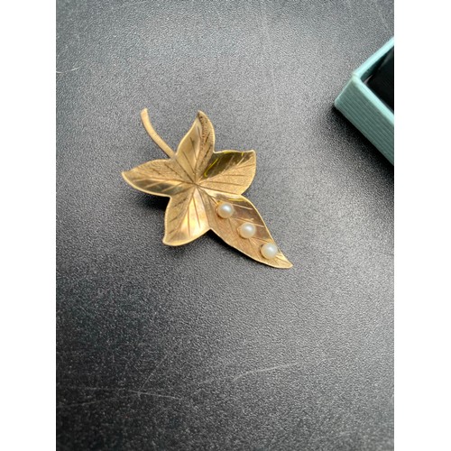 337A - A 9ct gold leaf shaped broach with 3 pearls