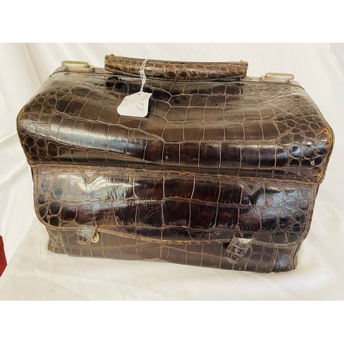 80 - Magnificent 1920's toiletry bag with crocodile leather and covers and brushes in sterling silver, 15... 