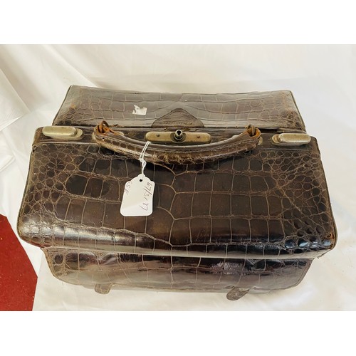 80 - Magnificent 1920's toiletry bag with crocodile leather and covers and brushes in sterling silver, 15... 