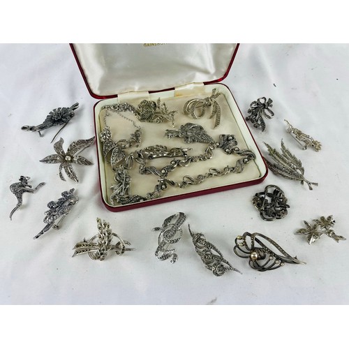 53 - box of vintage broaches