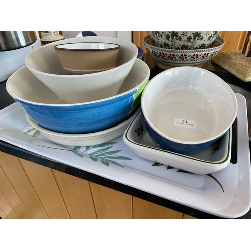 11 - Mixed lot of bowls and tray