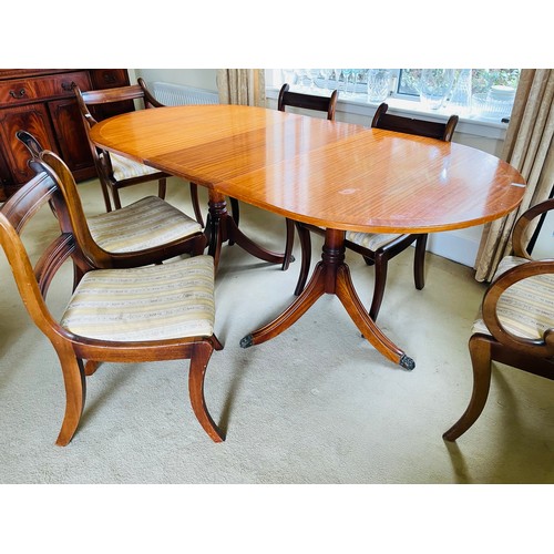 242 - Superb extendable dining room table on 2 centre pods along 4 chairs and 2 carvers (centre leaf is st... 